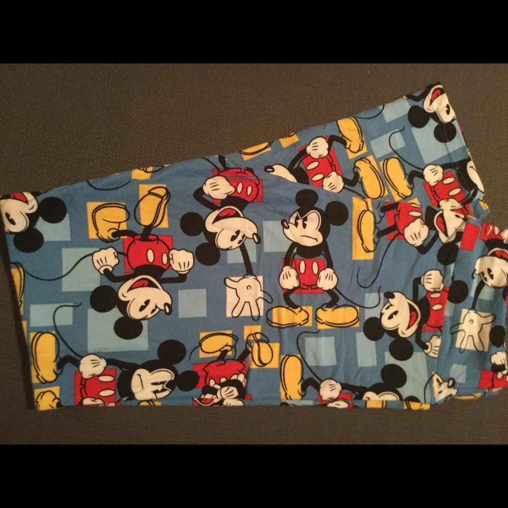 LuLaRoe OS Mickey leggings.